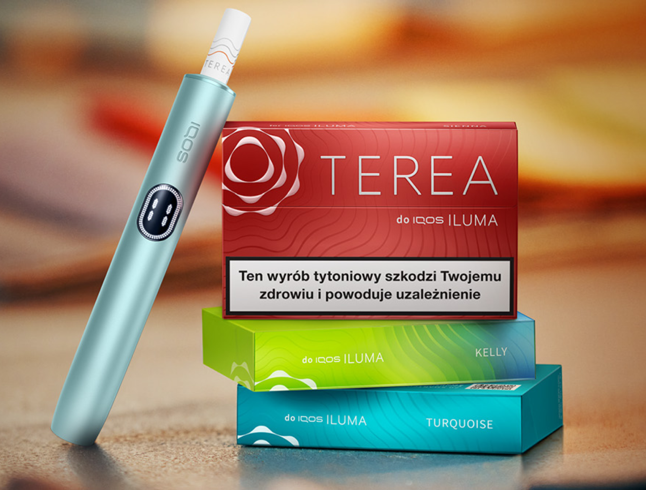 Urządzenie IQOS ILUMA i w kolorze Breeze Blue, ustawione pionowo obok trzech opakować wkładów TEREA; od góry: TEREA Sienna, TEREA Kelly oraz TEREA Turquoise