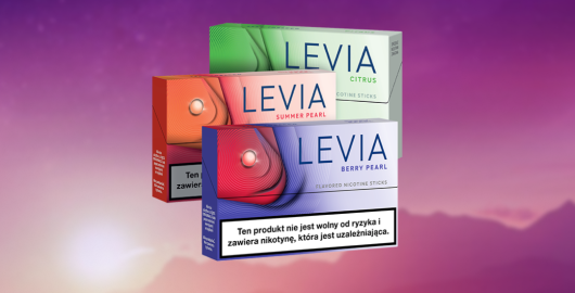 3 paczki LEVIA, na froncie LEVIA w wariantach: Berry Pearl, za nią Summer Pearl, a na końcu Citrus na fioletowo-różowym tle.