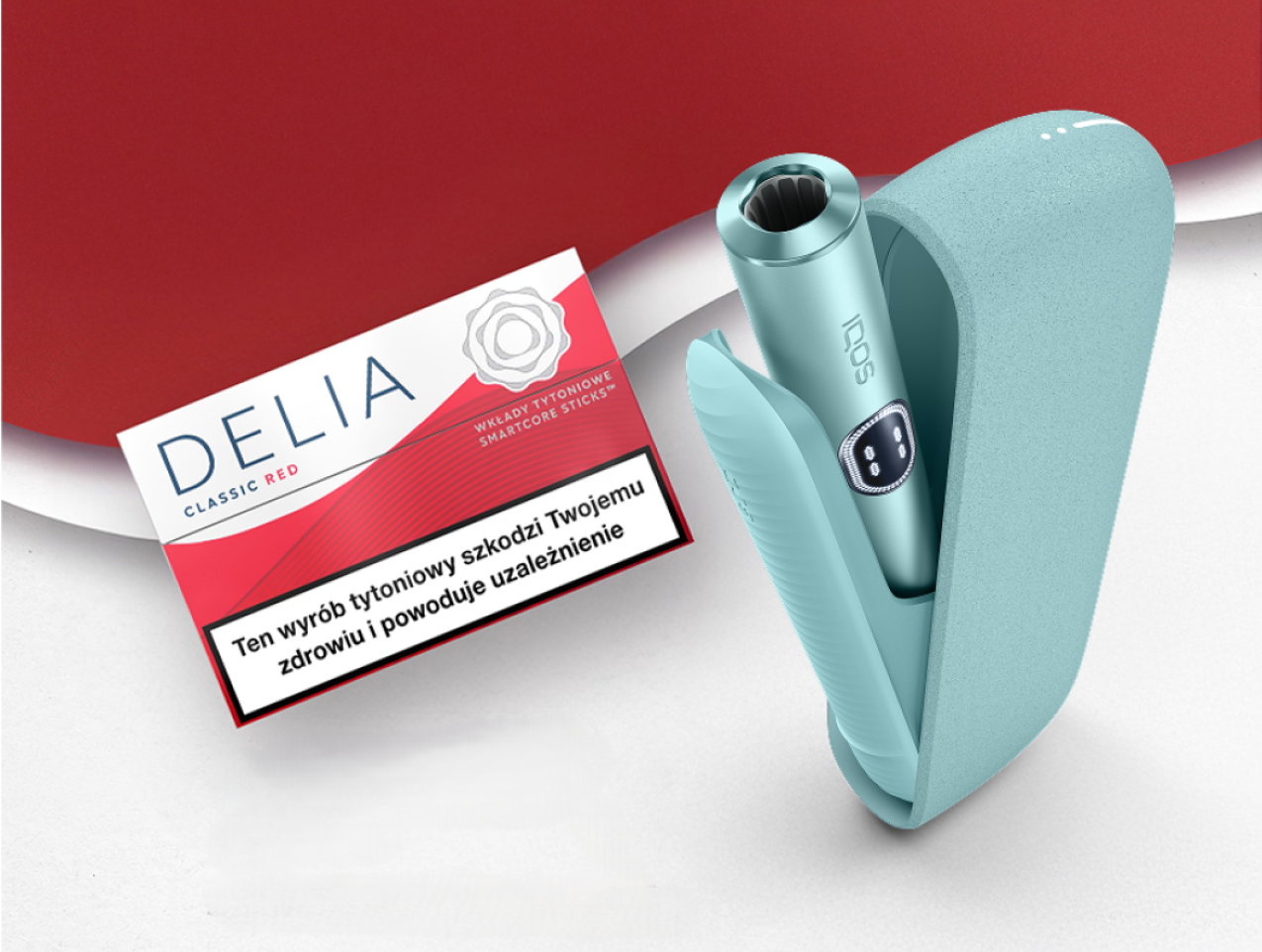 Urządzenie IQOS ILUMA i w kolorze Breeze Blue oraz paczka DELIA Classic Red na czerwono-białym tle