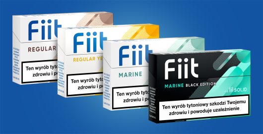 4 paczki Fiit-ów: Marine Black, Marine, Regular Yellow, Regular na grantowym tle